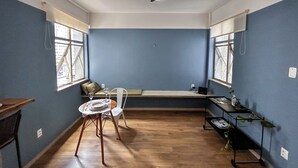 A room with a ceiling fan, a table with chairs, a bench, and a window with a view. - Modern loft in Belém with solar energy - At Doca Umarizal - downtown (Belém)