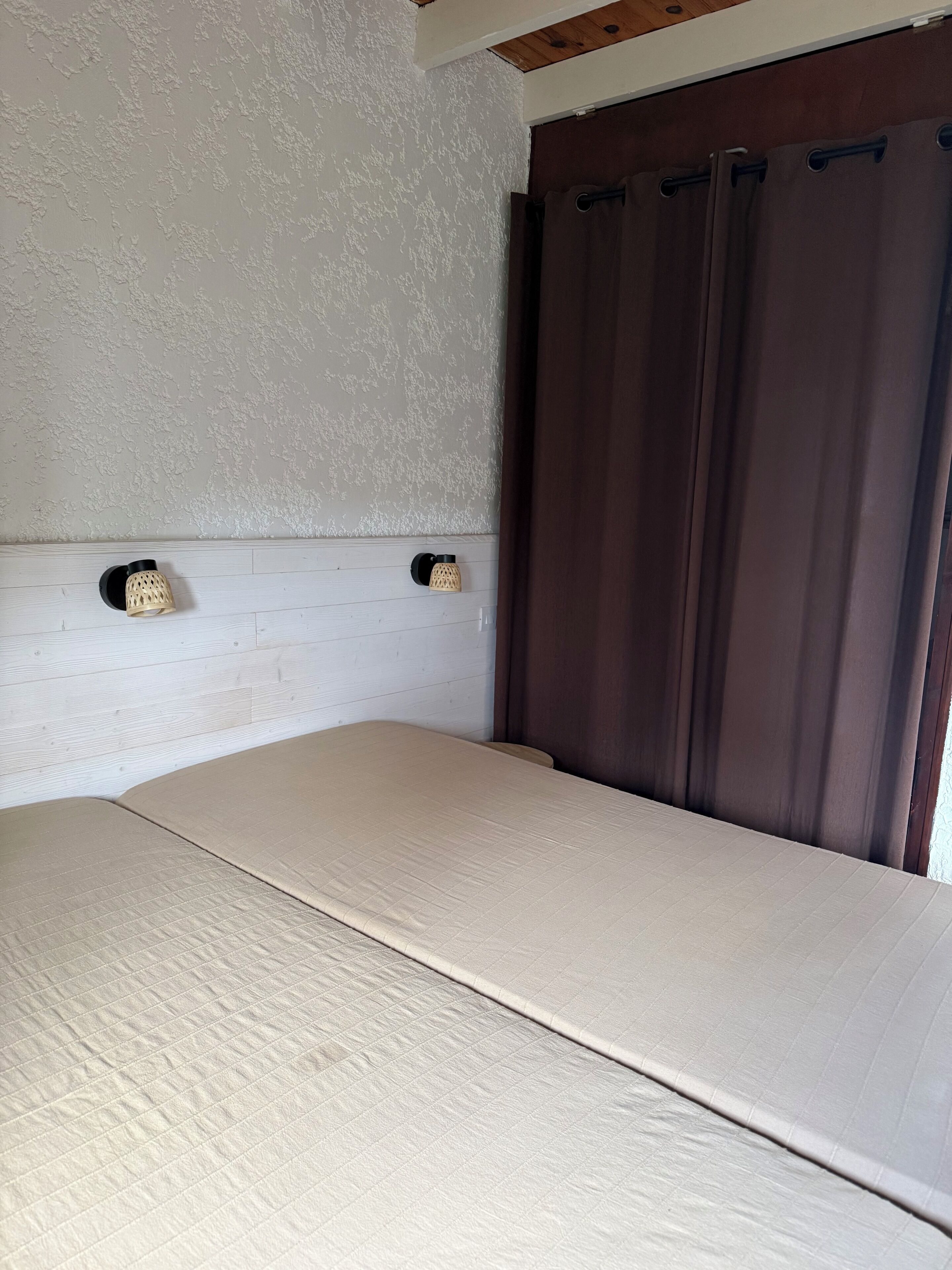 1 chambre, fer et planche à repasser