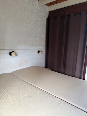 1 chambre, fer et planche Ă repasser
