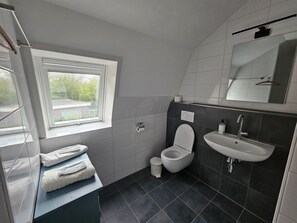 Shower, towels - Apartment on the 1st floor with use of the garden near the sea (Oostkapelle)
