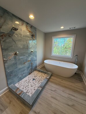 Shower, bidet, towels, soap - Oakes Cabin - Luxury Cabin in Helen, GA - 2 Min to city center (Helen)