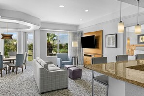 Living area - Marriott's Desert Springs Villas II. 30min from festival. Sleeps 4 (Palm Desert)