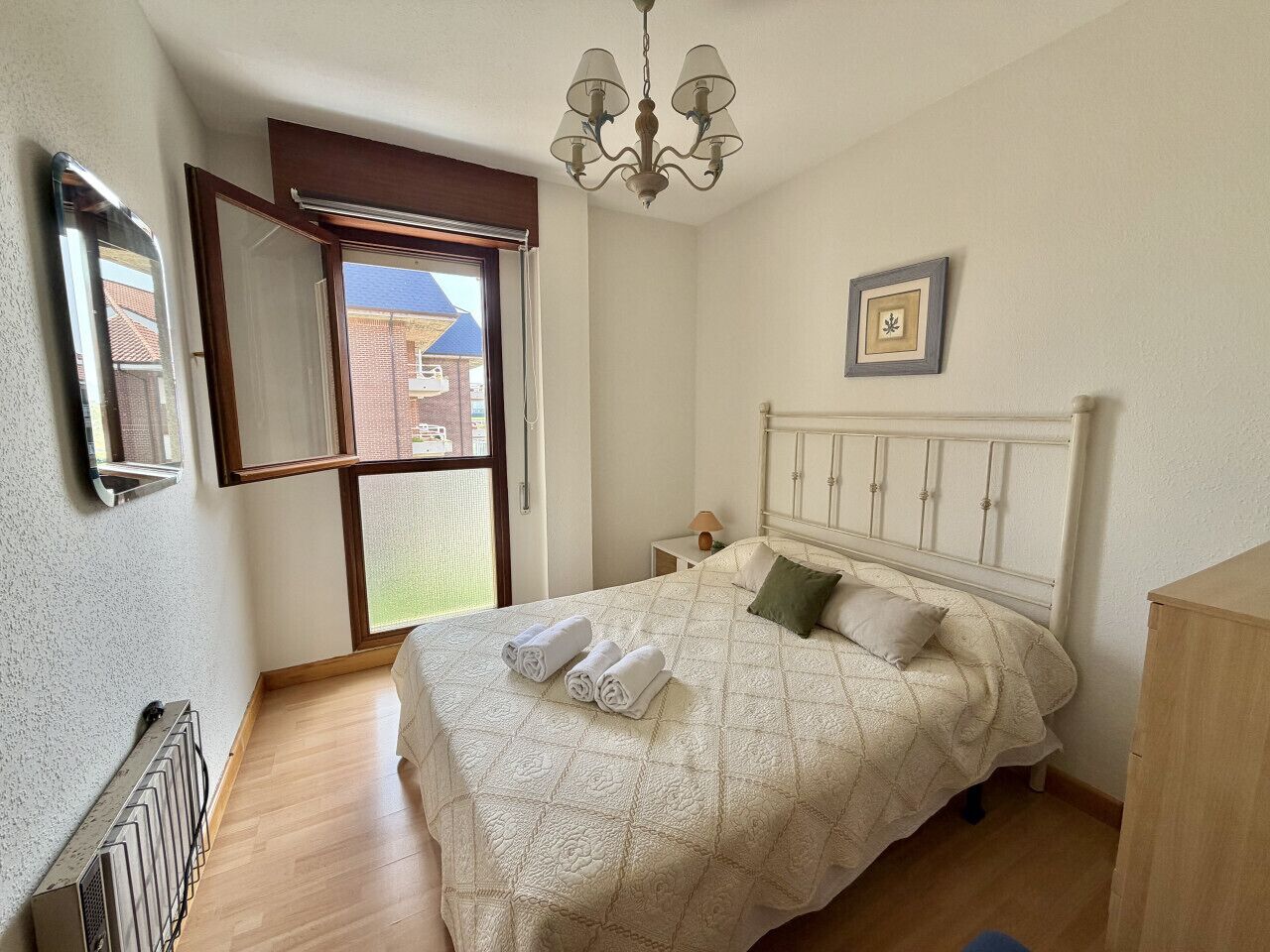 2 slaapkamers, een strijkplank/strijkijzer, beddengoed