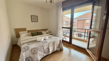 2 dormitorios, tabla de planchar con plancha, ropa de cama