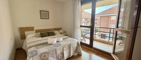 2 habitaciones, tabla de planchar con plancha y ropa de cama