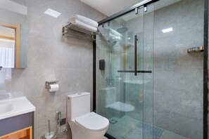 Bathroom - 1 Bedroom in Westlands, Nairobi ,parking, WiFi,Gym (Nairobi)