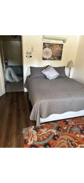 2 bedrooms, internet, bed sheets