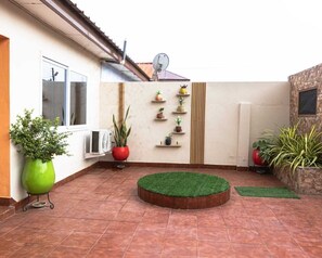 Property grounds - Executive 2-bedroom house with AC's in delightful Accra (Accra)