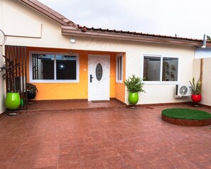 Exterior detail - Executive 2-bedroom house with AC's in delightful Accra (Accra)