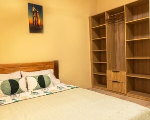 2 bedrooms, iron/ironing board, Internet, bed sheets - Executive 2-bedroom house with AC's in delightful Accra (Accra)