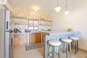 Wasserkocher mit Kaffee-/Teezubehör, Kühlschrank, Mikrowelle, Ofen