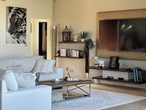Smart TV, books, music library, stereo - Luxury Orient Bay Villa - Infinity Pool & Ocean View (Saint martin)