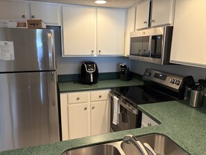Fridge, microwave, oven, stovetop - St. Augustine Ocean and Racquet 4205, Steps to the Beach, Hot Tub, Pool (St. Augustine)