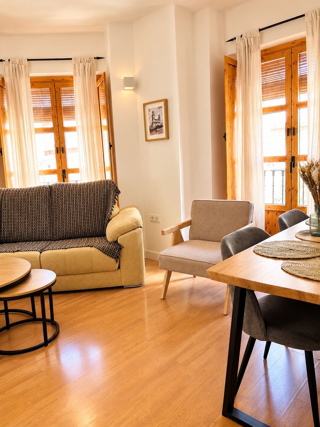 Un salon confortable avec un canapé, un fauteuil et une table à manger.