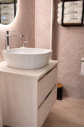 Douche, sèche-cheveux, serviettes fournies, savon