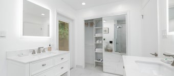 Modern Home Close to UF. Pet-Friendly. EV Charger. Patio and BBQ