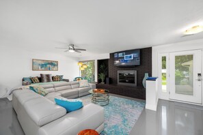 Living area - Modern Home Close to UF. Pet-Friendly. EV Charger. Patio and BBQ (Gainesville)