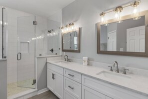 Apartment, Mehrere Betten, Terrasse, Poolblick (Seagrove By the Sea B) | Badezimmer | Handtücher