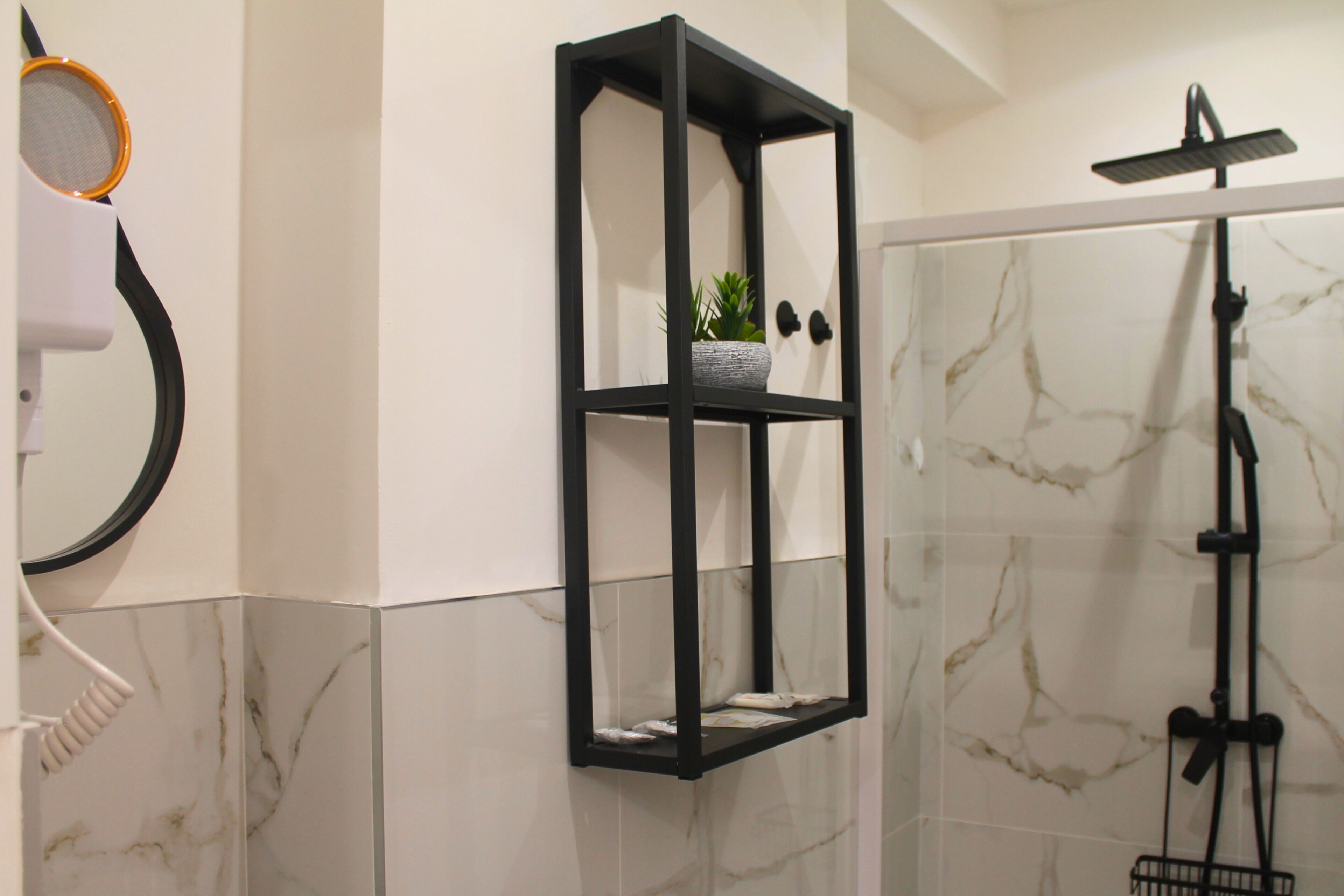 Een douche, een haardroger, een bidet, handdoeken
