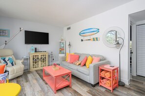 Living area - Saltwater Pools - Walk to Beach & Coligny Plaza (Hilton Head Island)