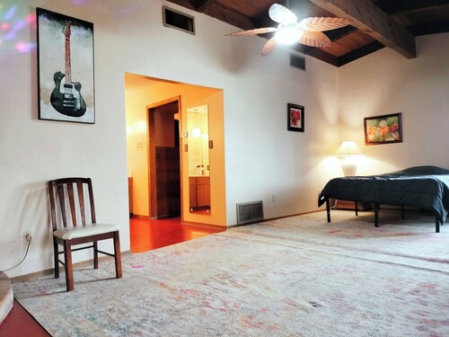 Fabulous 6-bedroom Golf  Villa with AC in charming Lawton