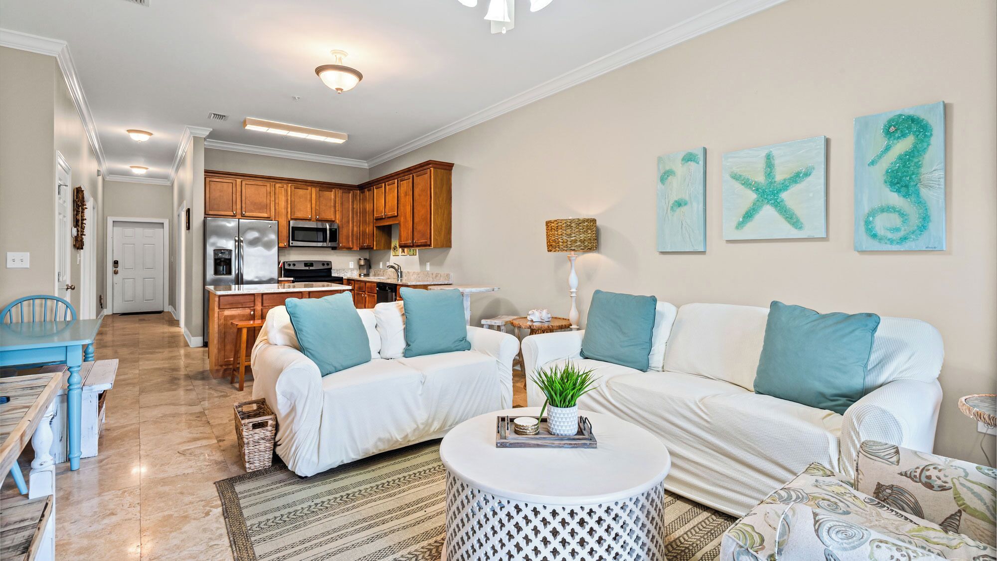 Condo, varias camas, balcón, vista al jardín (Seagrove Highlands 1308) | Área de sala de estar