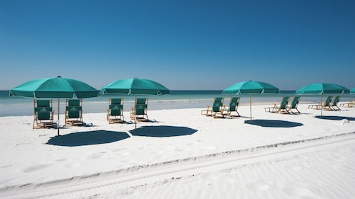 3BR Condo Near Peaceful Lake w/ Large Pool, Close to Beach!