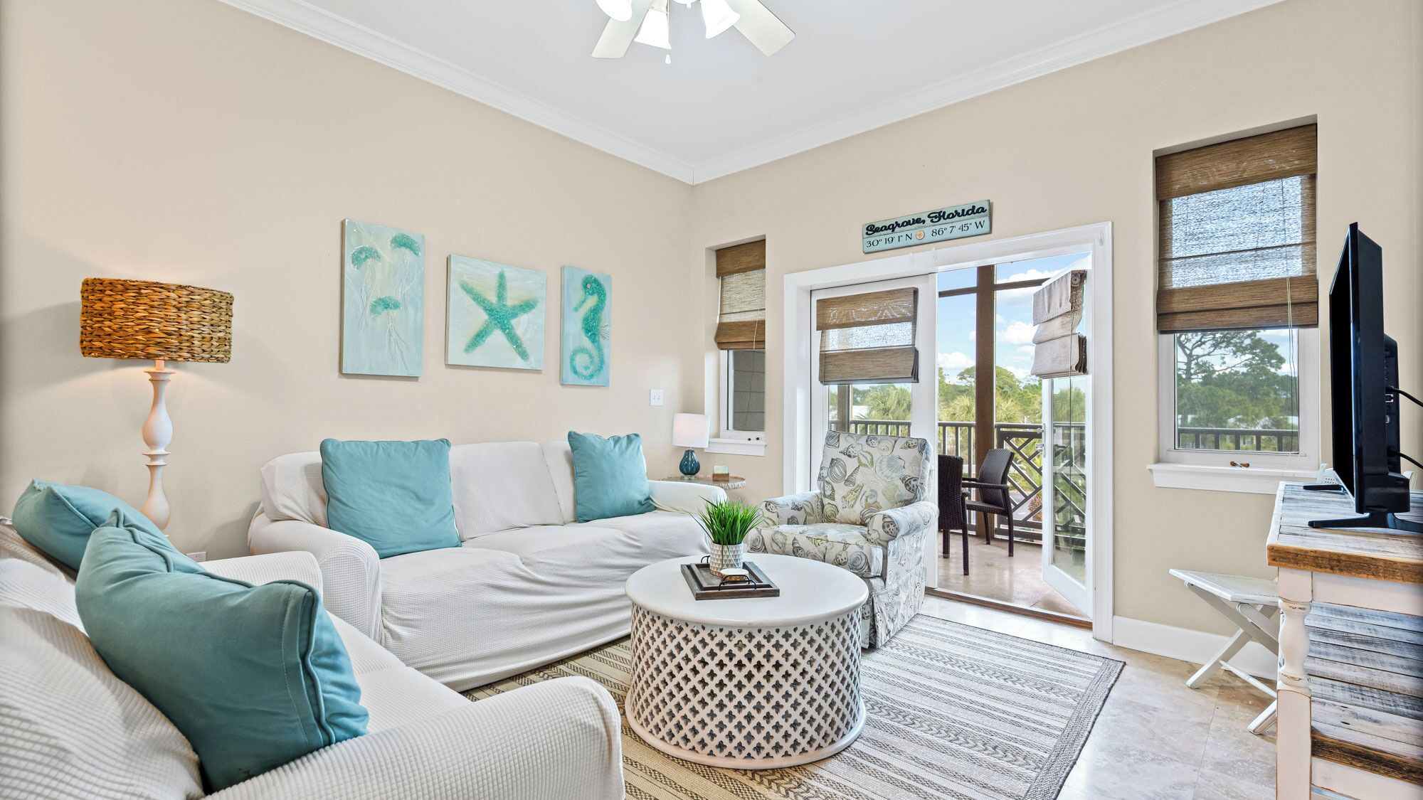 Condo, varias camas, balcón, vista al jardín (Seagrove Highlands 1308) | Área de sala de estar