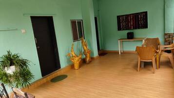 Room, 3 Bedrooms, Accessible, Smoking | Interior