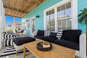 Outdoor dining - 4 Bedroom 3 Bath walking distance to everything + hot tub! (Holden Beach)