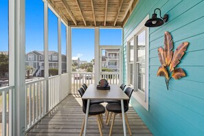 Dining - 4 Bedroom 3 Bath walking distance to everything + hot tub! (Holden Beach)