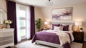 Un dormitorio con cama, mesitas de noche, cómoda, espejo y ventana con cortinas.