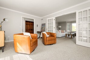 TV - ND Retreat at the Pond - 4 BR, 2 BA Close to ND (South Bend)