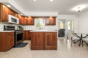 Fridge, microwave, oven, stovetop - ND Retreat at the Pond - 4 BR, 2 BA Close to ND (South Bend)