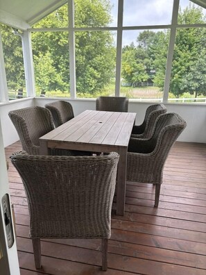 Dining - Irish Retreat at the Pond - 4 Bedrooms, 2 Baths, up to 10 Guests - Close to ND! (South Bend)