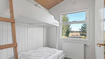 3 bedrooms, internet, bed sheets