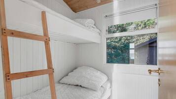 3 bedrooms, internet, bed sheets