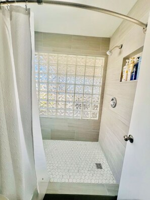 Hair dryer, towels, soap, shampoo - Glendale Family Getaway - Cozy Home w/ Heated Pool (Glendale)