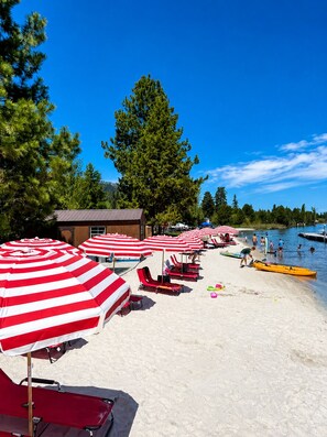 Liegestühle, Strandtücher