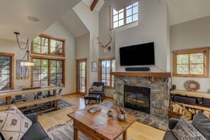 Smart TV, fireplace - Golden Bench -  Resort retreat w private hot tub - Ski in/Ski out - pet friendly (Donnelly)