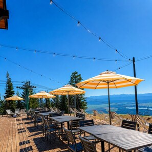 Outdoor dining - Golden Bench -  Resort retreat w private hot tub - Ski in/Ski out - pet friendly (Donnelly)