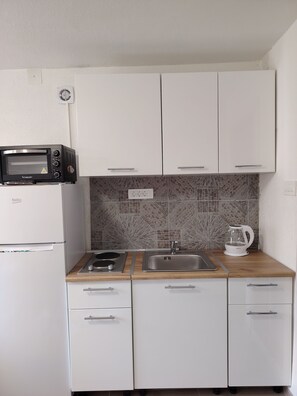 Private kitchen - Cozy studio Bianca in delightful Kotor with free parking, near beach (Kotor)