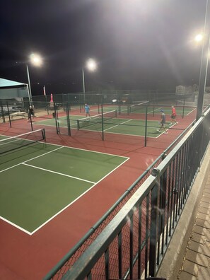 Sports court - FIVE STAR RESORT HOME (Surprise)