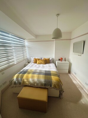 2 bedrooms, free WiFi - Spacious Family Home with garden, gym & EV charger (Trowbridge)