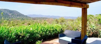 Charming house in a green setting, between scrubland and sea
