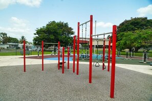 A playground with red poles and exercise equipment. - Apt para 2 / WiFi + Parking / 10 min aeropuerto (Carolina)
