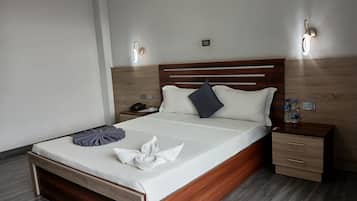 Habitació doble, vistes a la ciutat | Escriptori, espai de treball apte per a portàtils i wifi gratuïta