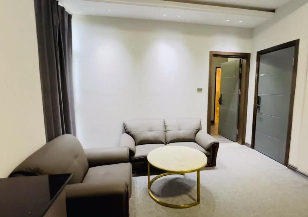Bungalou, balcó, vistes a la ciutat | Interior