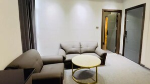 Una sala de estar moderna con un sofá, una mesa de centro y una puerta.
