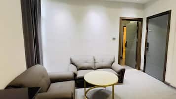 Bungalou, balcó, vistes a la ciutat | Interior
